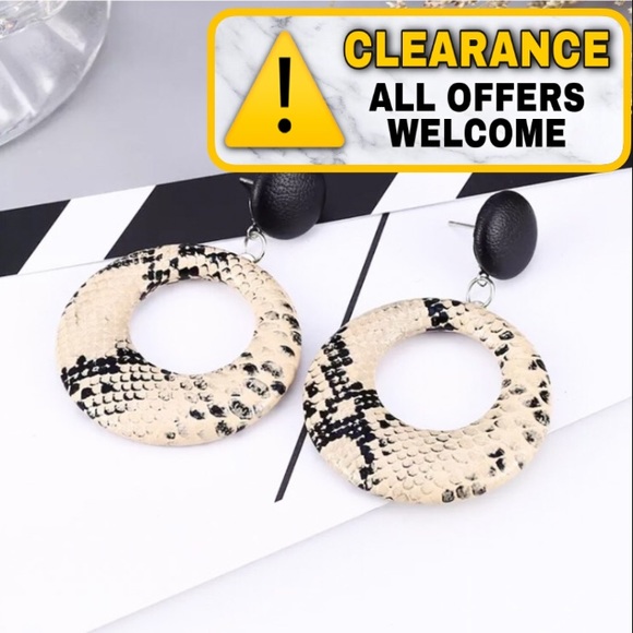 Jewelry - 🔴5/$15⚠️𝗖𝗟𝗘𝗔𝗥𝗔𝗡𝗖𝗘⚠️Cream Earrings NEW